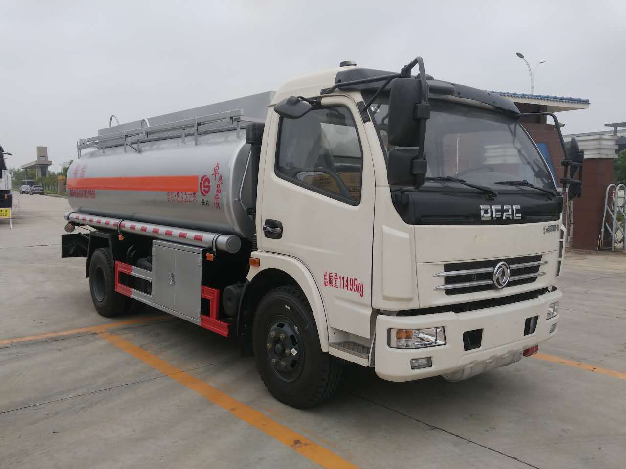 小型油罐車(chē)廠家報(bào)價(jià)哪里有賣(mài)