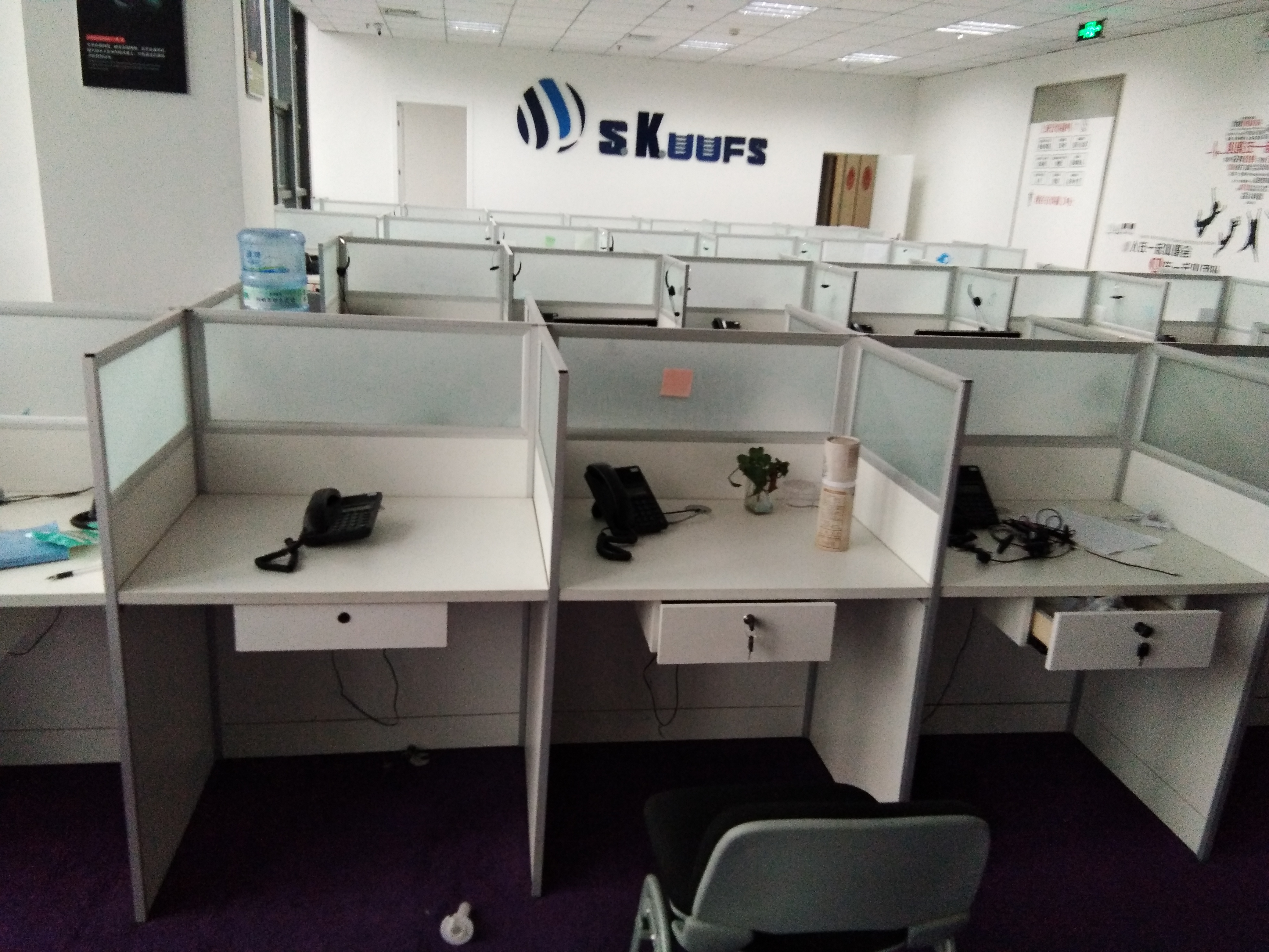 員工辦公桌 工位桌 屏風(fēng)隔斷桌