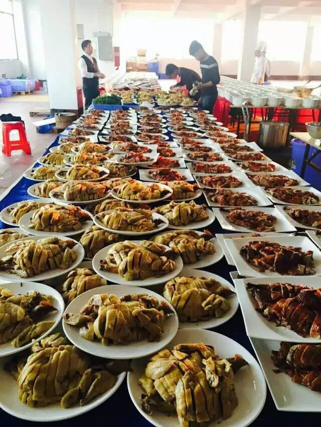 煜成餐飲有限公司 承接各種冷餐，圍餐，燒烤等宴會活