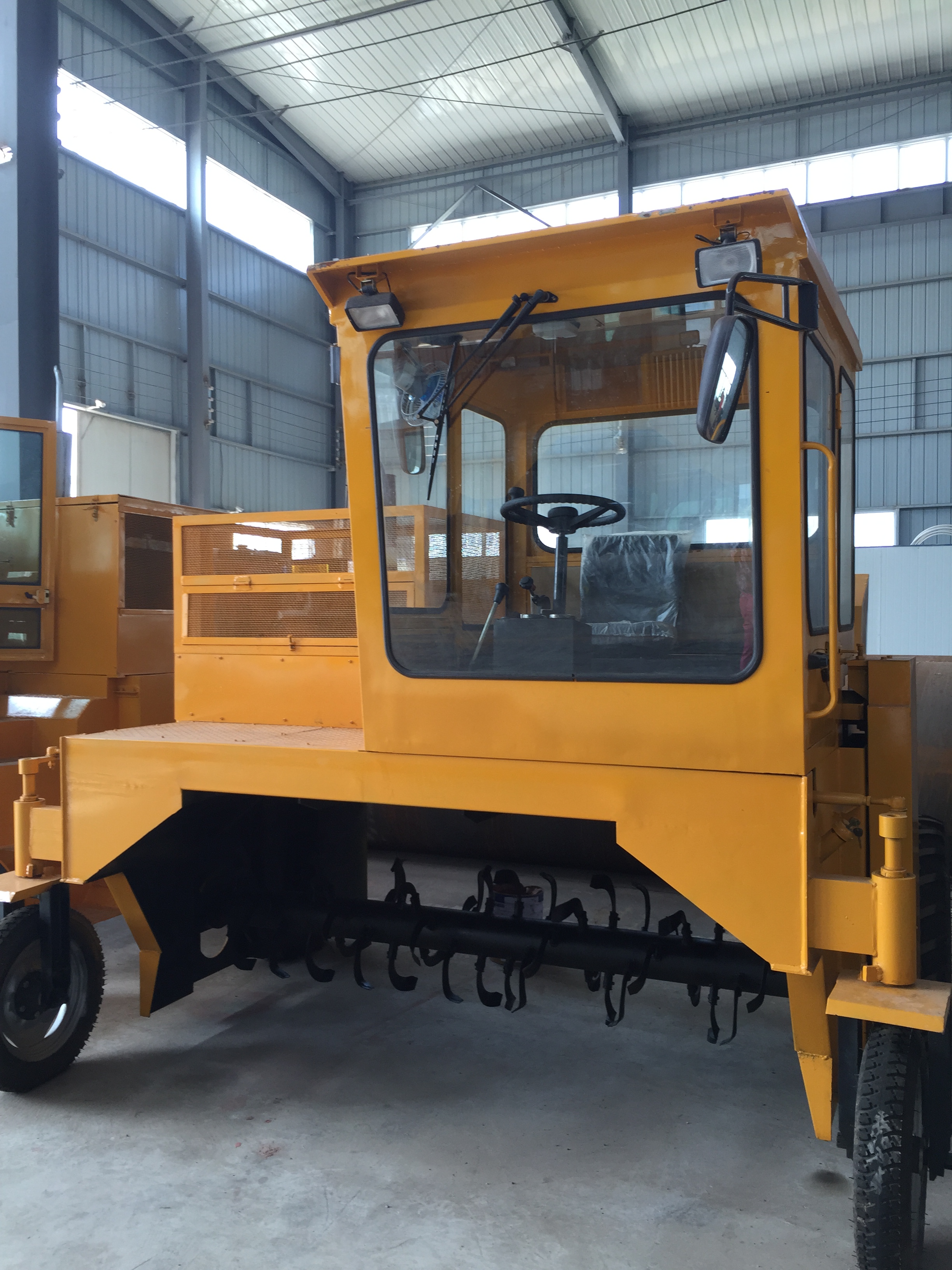 2600型履帶翻堆機(jī) 廠家直銷供應(yīng)