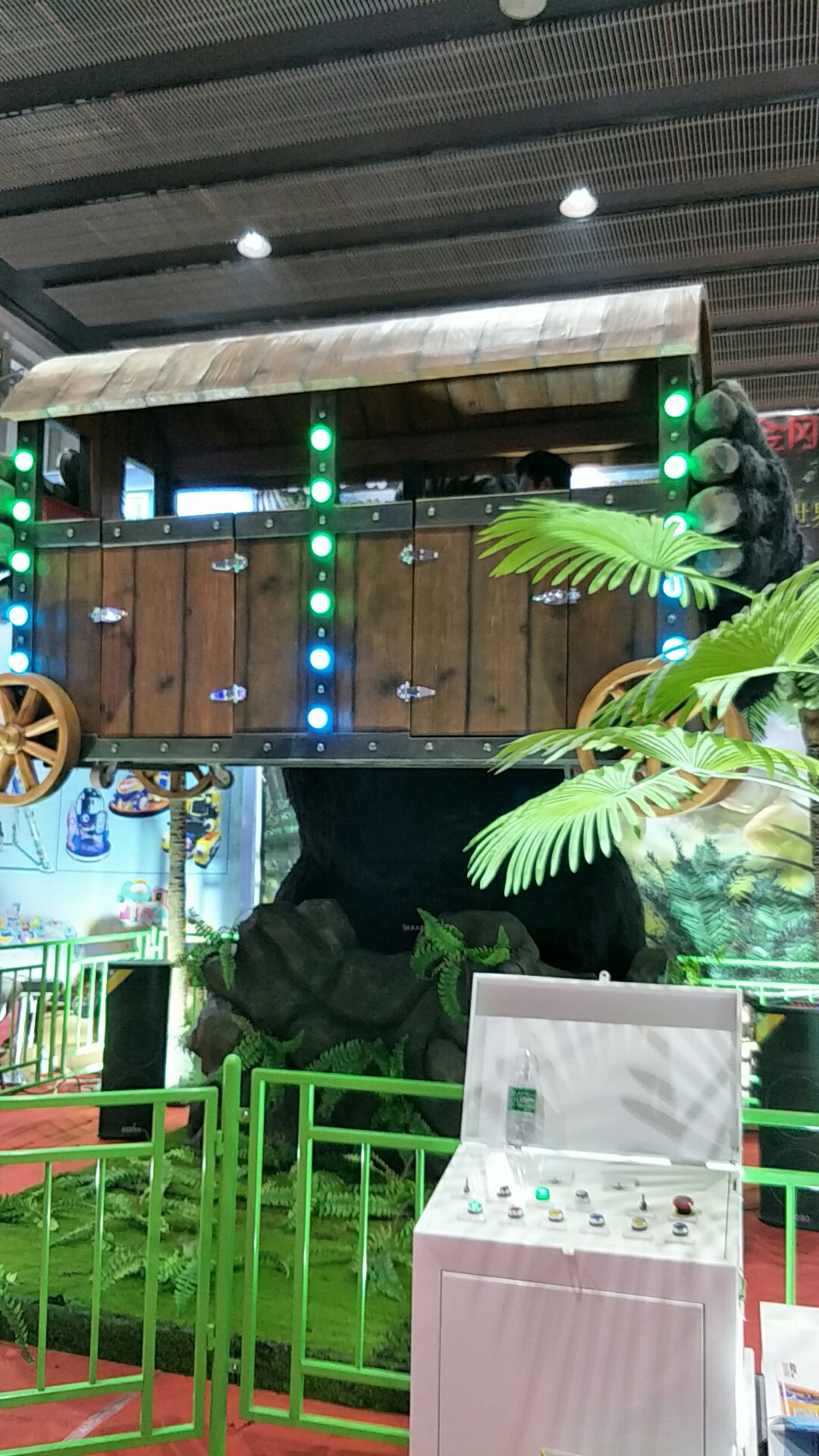 中山侏羅紀金剛游樂設(shè)備游藝機游樂設(shè)備生產(chǎn)廠家猩猩舉車游樂設(shè)備