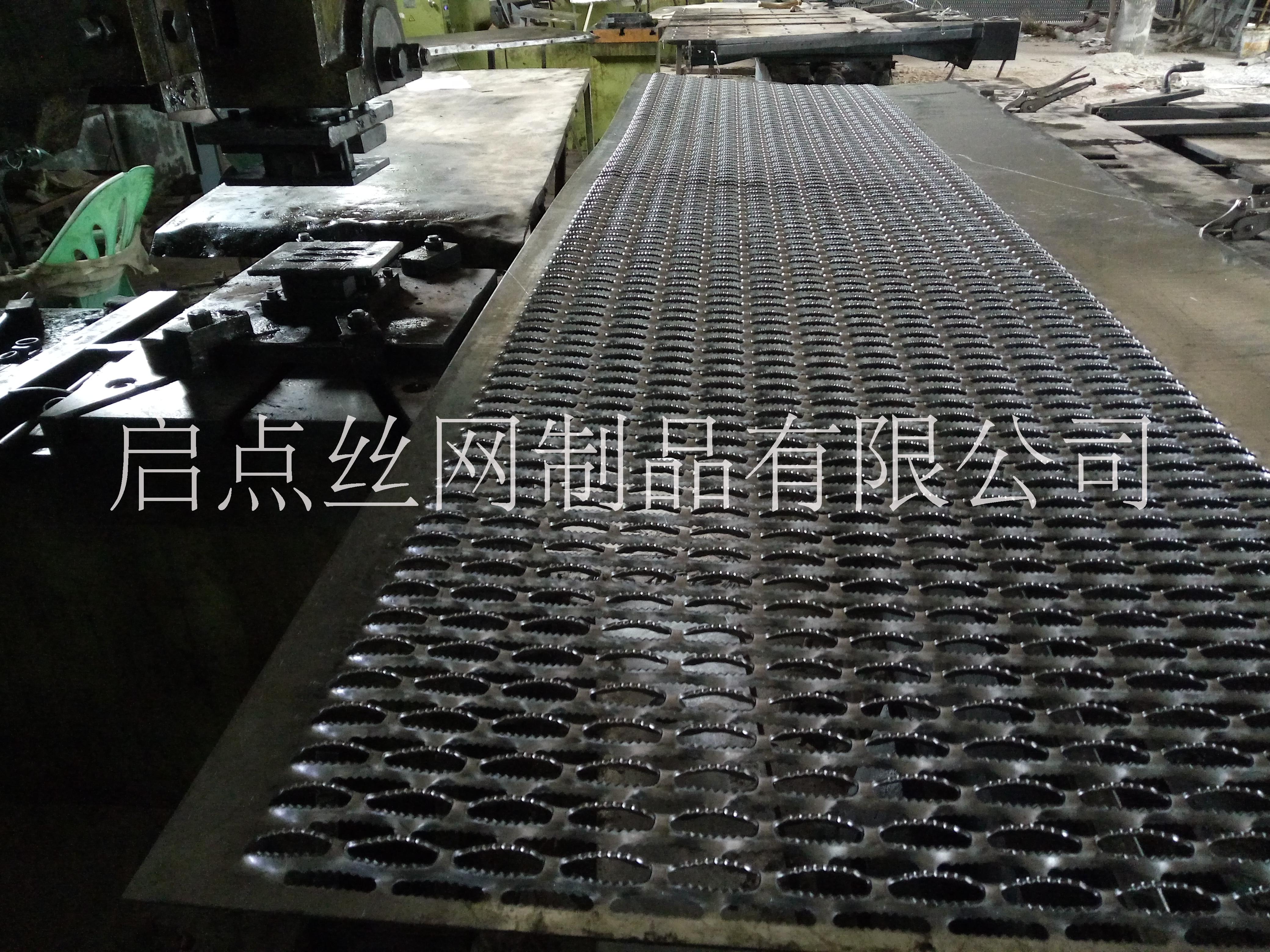 安平?jīng)_孔板廠家定做腳踏防滑板 鱷魚嘴型防滑板 圓孔起鼓防滑板