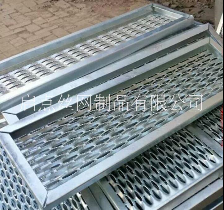 安平?jīng)_孔板廠家定做腳踏防滑板 鱷魚嘴型防滑板 圓孔起鼓防滑板