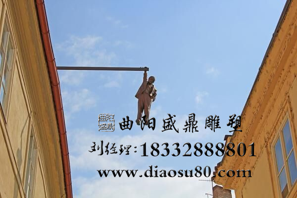 加工玻璃鋼雕塑定做小孩抓螃蟹人物商業(yè)街步行街雕塑