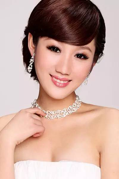 免費學(xué)半*美甲化妝包住宿