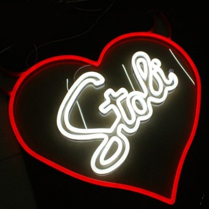 霓虹燈發(fā)光字色彩強烈 五彩繽紛