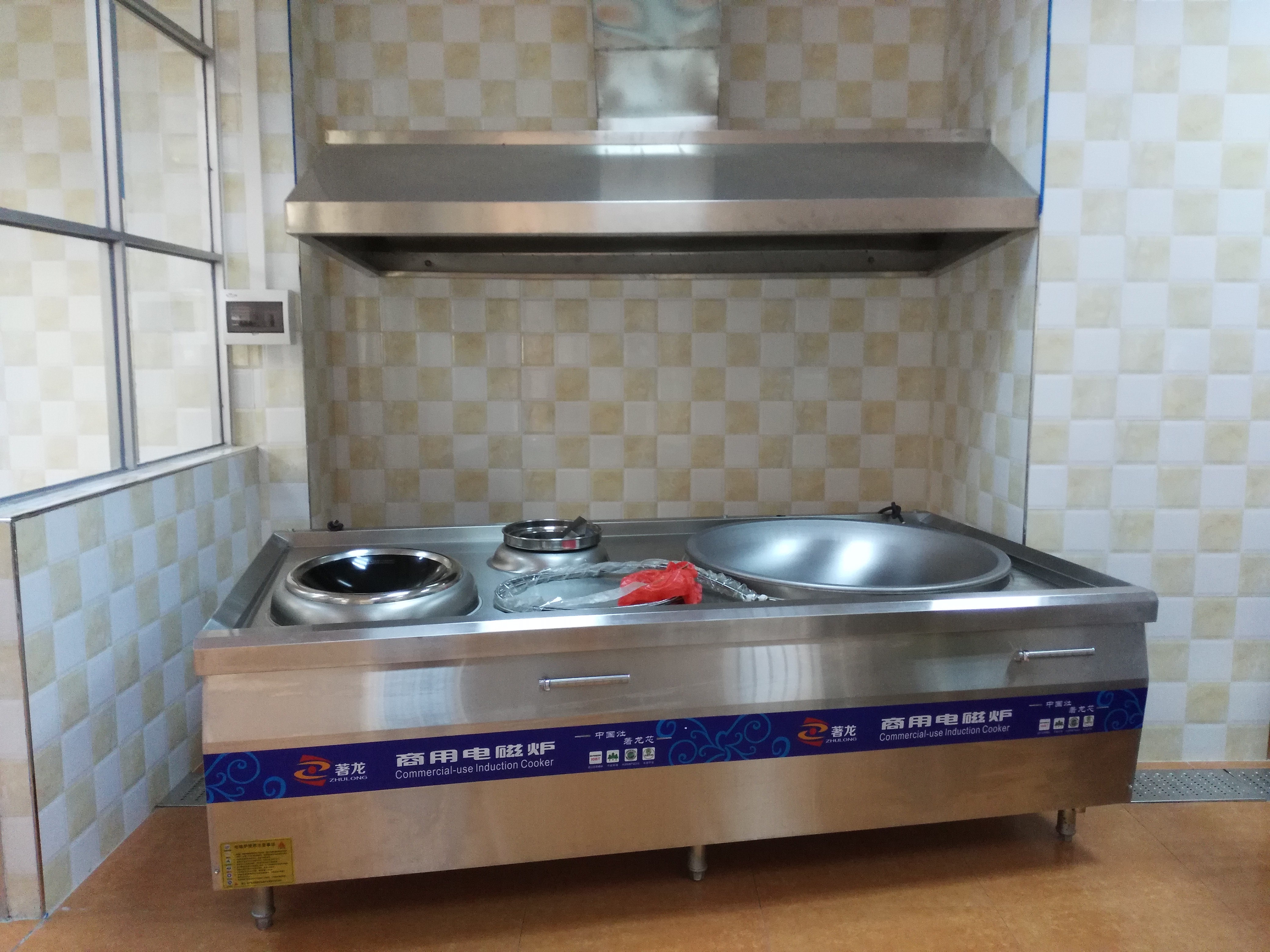 廣州幼兒園整套廚房設備生產(chǎn)廠家 900雙頭單頭大炒鍋