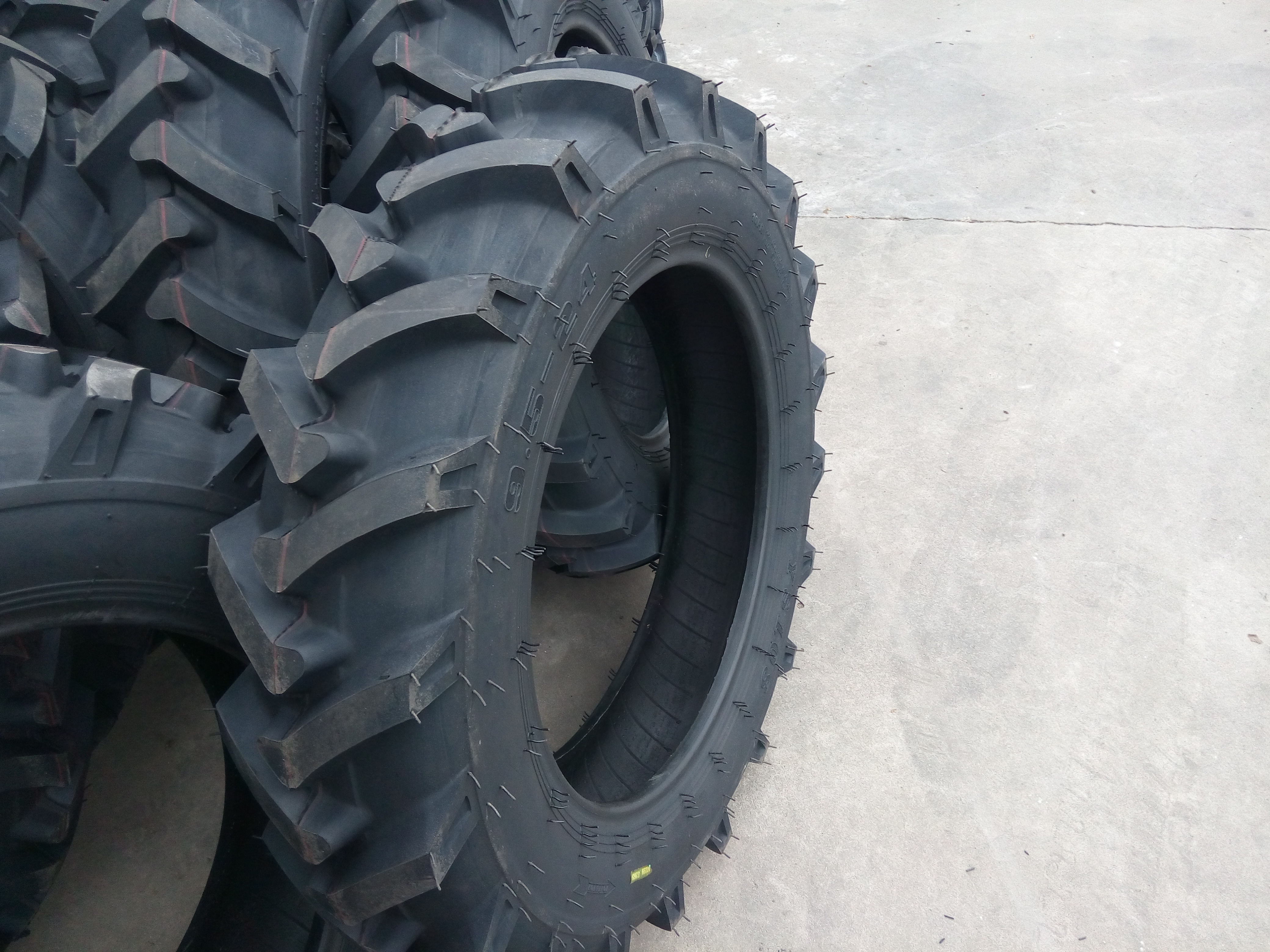 廠家直銷農(nóng)用車輪胎4.5-19全新三包拖拉機(jī)人字花紋輪胎