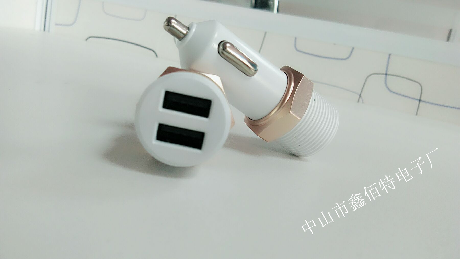 新款車充雙usb帶螺絲充電器廠家多功能充電器