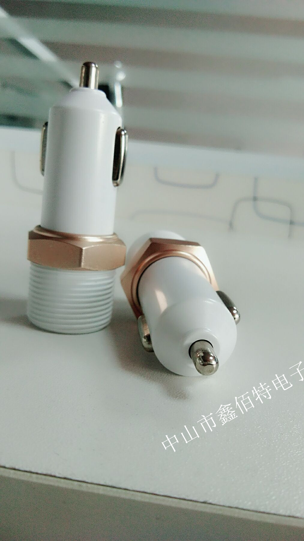 新款車充雙usb帶螺絲充電器廠家多功能充電器