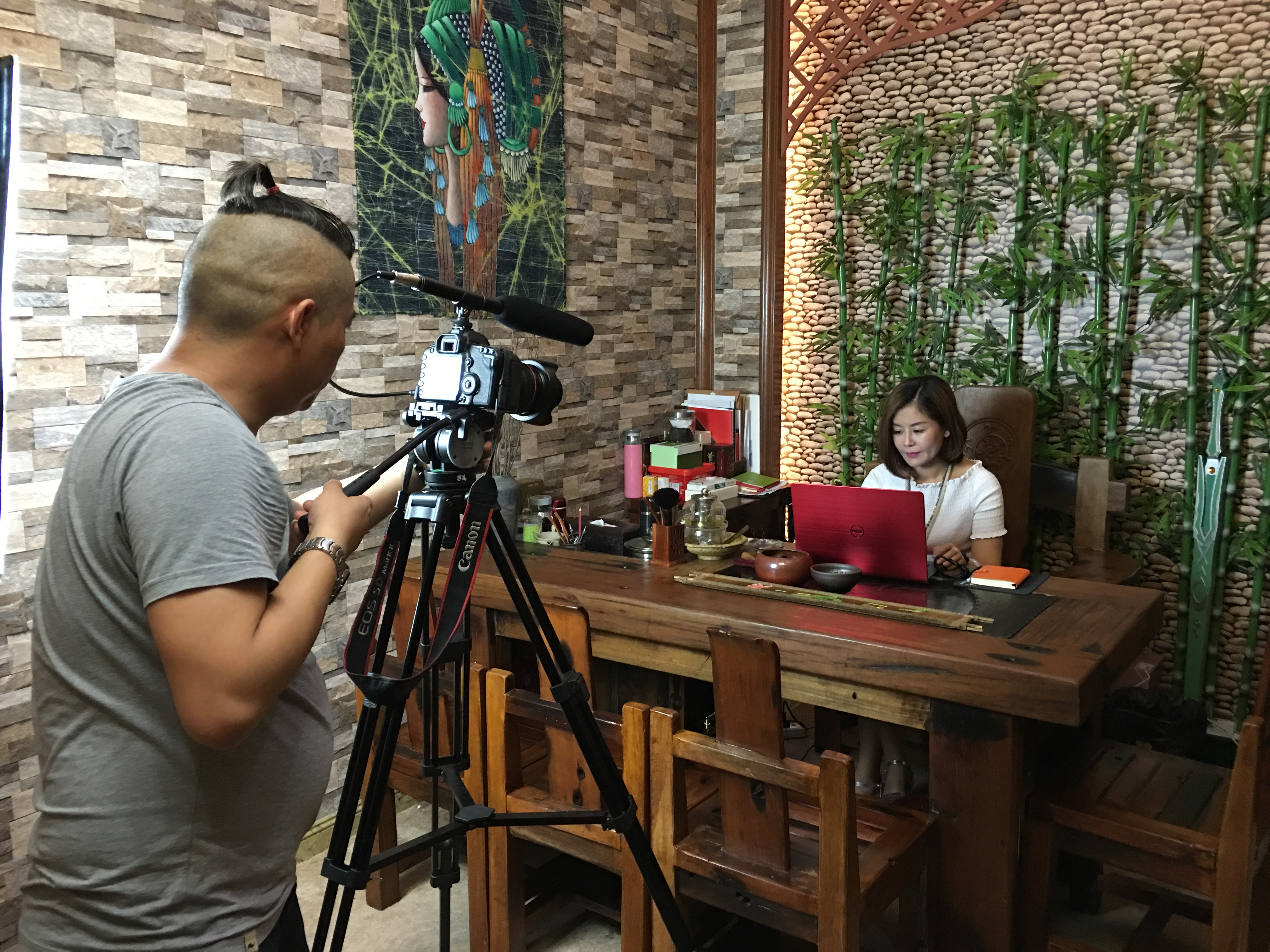 藝天下欄目為全天下夢(mèng)想人而生最美網(wǎng)紅西紅市內(nèi)心非常正能量在藝天下