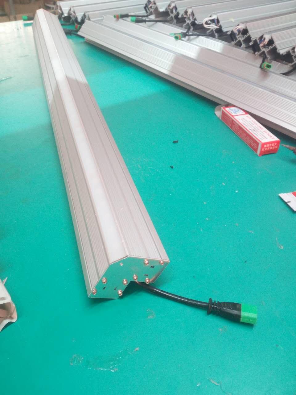 LED轉(zhuǎn)角燈生產(chǎn)廠家，三面發(fā)光洗墻燈，兩面發(fā)光洗墻燈