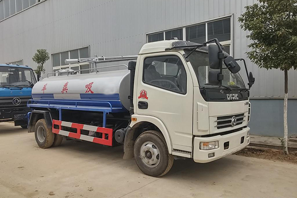 5立方灑水車價格山東灑水車廠家、吸污車的作用