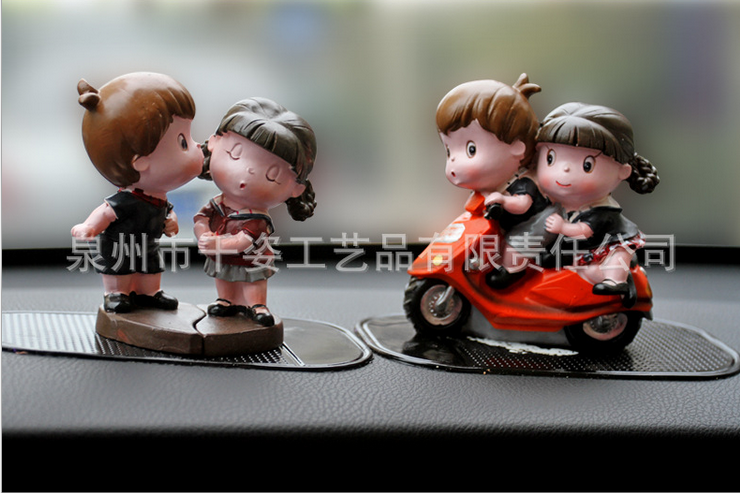 廠家銷(xiāo)售創(chuàng)意校園情侶系列騎摩托車(chē)