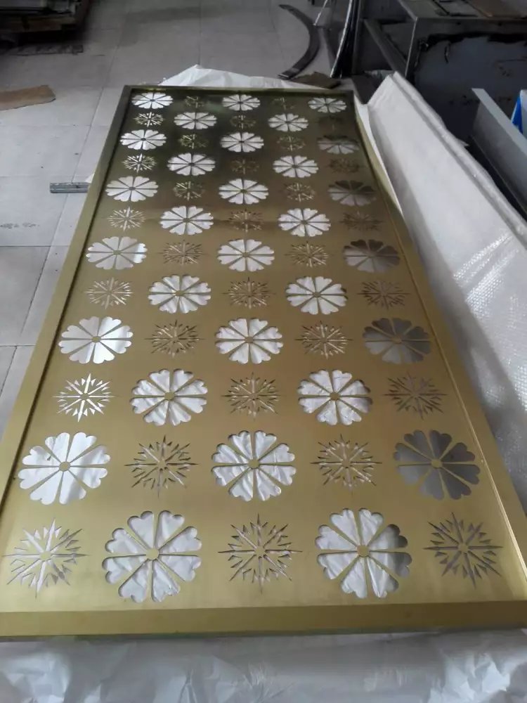 江蘇不銹鋼鏤空隔斷哪家好？香檳金不銹鋼隔斷，不銹鋼隔斷價(jià)格，不銹鋼隔斷廠家直銷