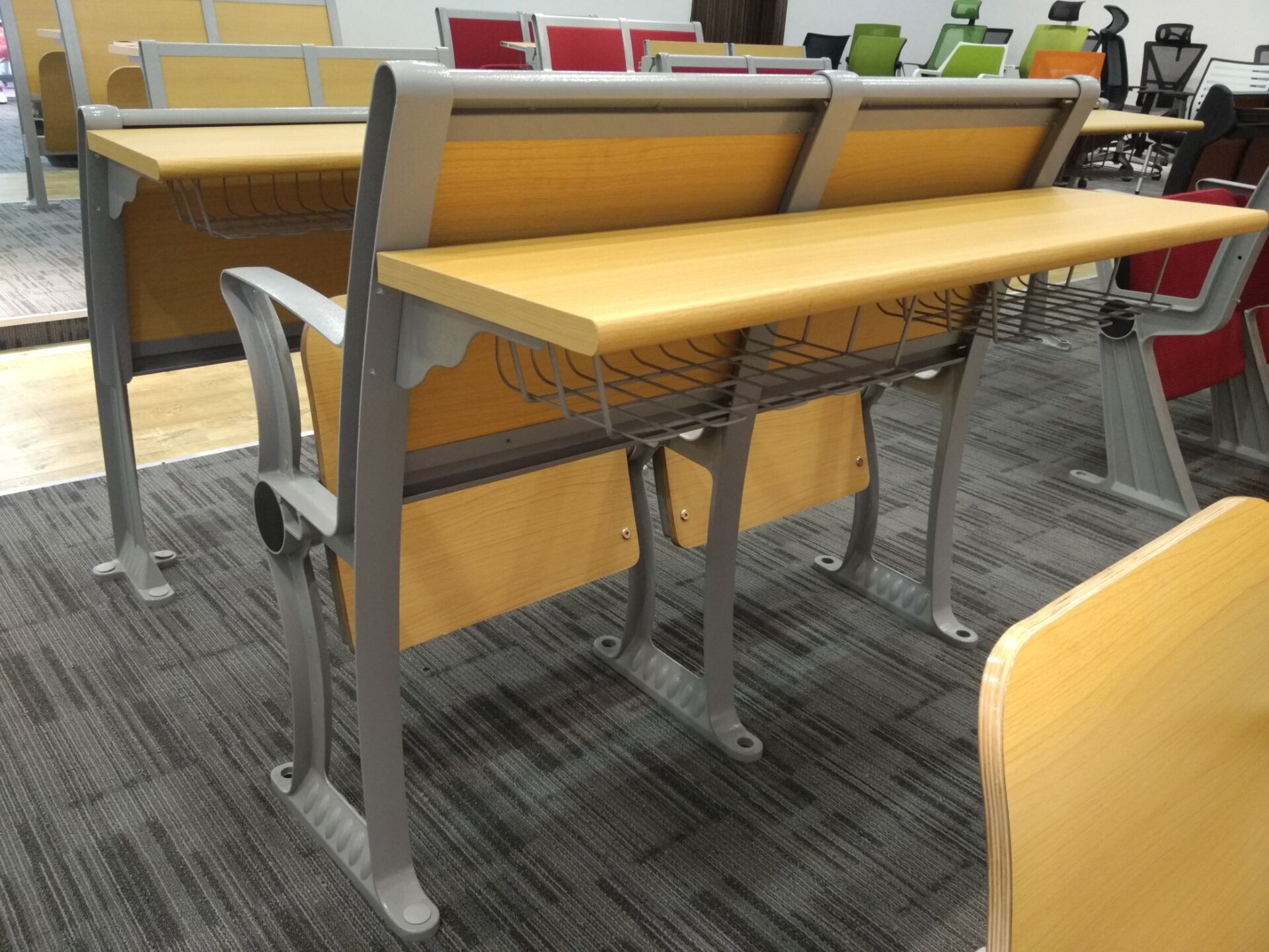 供應(yīng)階梯課桌椅、階梯桌椅、大學(xué)課桌椅