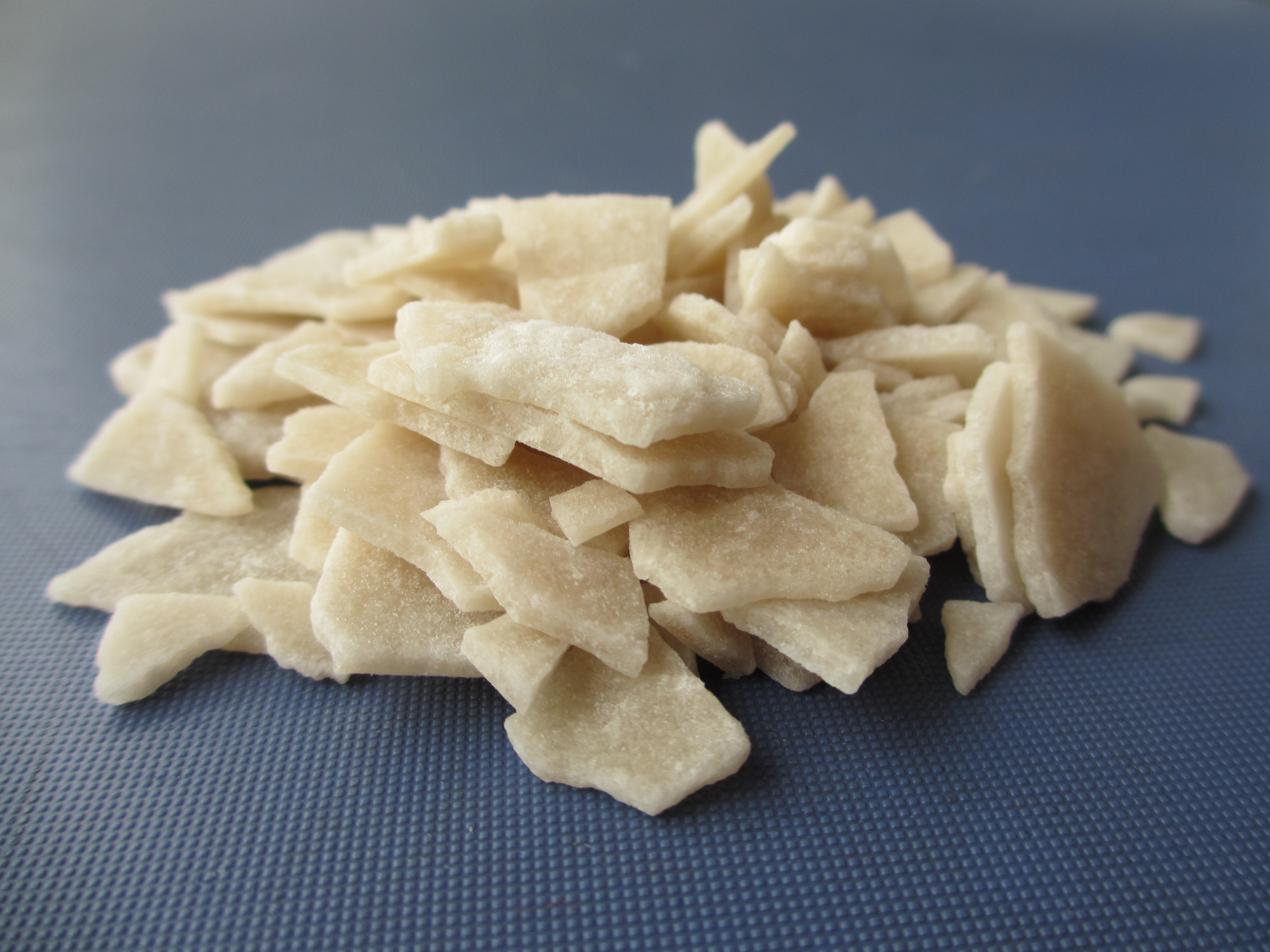 大量供應(yīng)山東海化海蕾牌鹵片46% 量大從優(yōu) 大量供應(yīng)山東?；＠倥乒I(yè)級(jí)鹵片