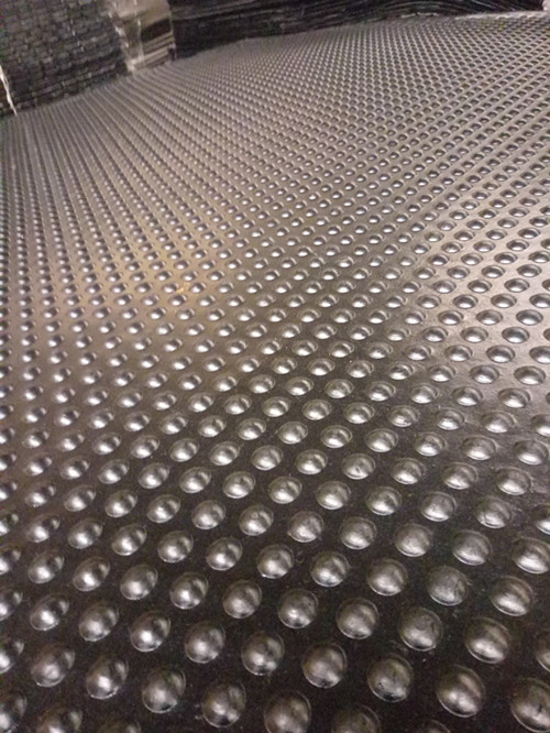 牛床類  廠家直銷橡膠牛床墊  養(yǎng)殖業(yè)龜背紋橡膠卷材 牛欄墊 耐磨馬棚墊