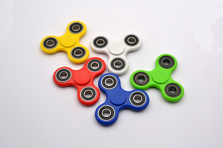 擺地?cái)傌浽粗讣馔勇?三葉陀螺