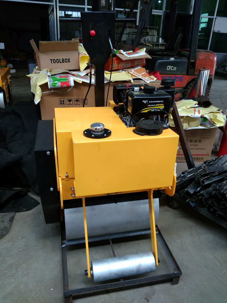 供應(yīng)4噸單鋼輪振動(dòng)壓路機(jī)