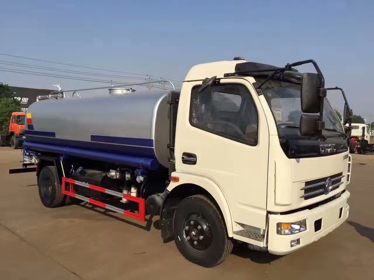 昆明10方灑水車配置*格優(yōu)大量現(xiàn)車廠家專賣(mài)