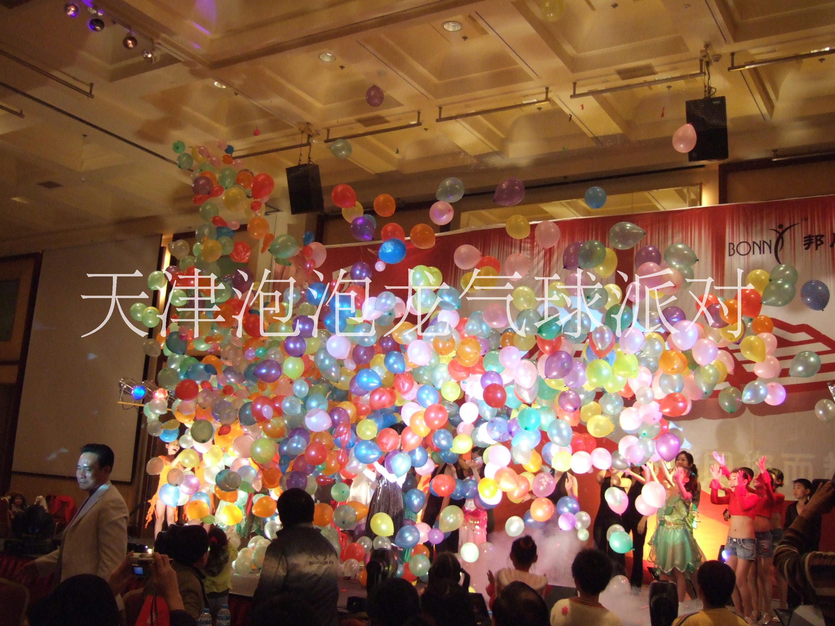 北京婚房氣球婚禮氣球布置@北京婚慶氣球@背景氦氣球放飛