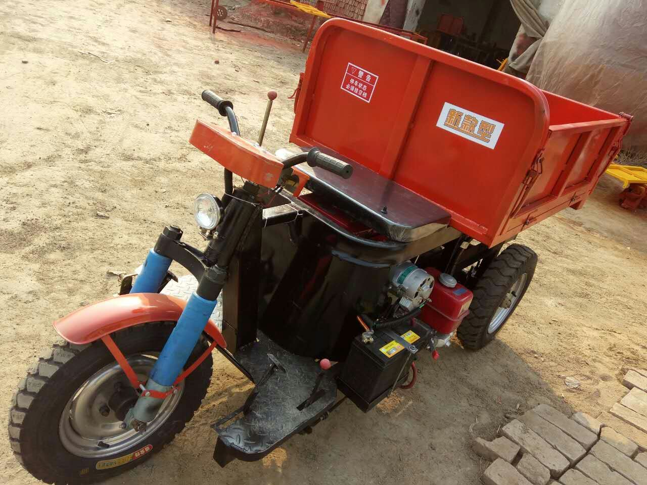 工程車電動(dòng)多功能自卸三輪車