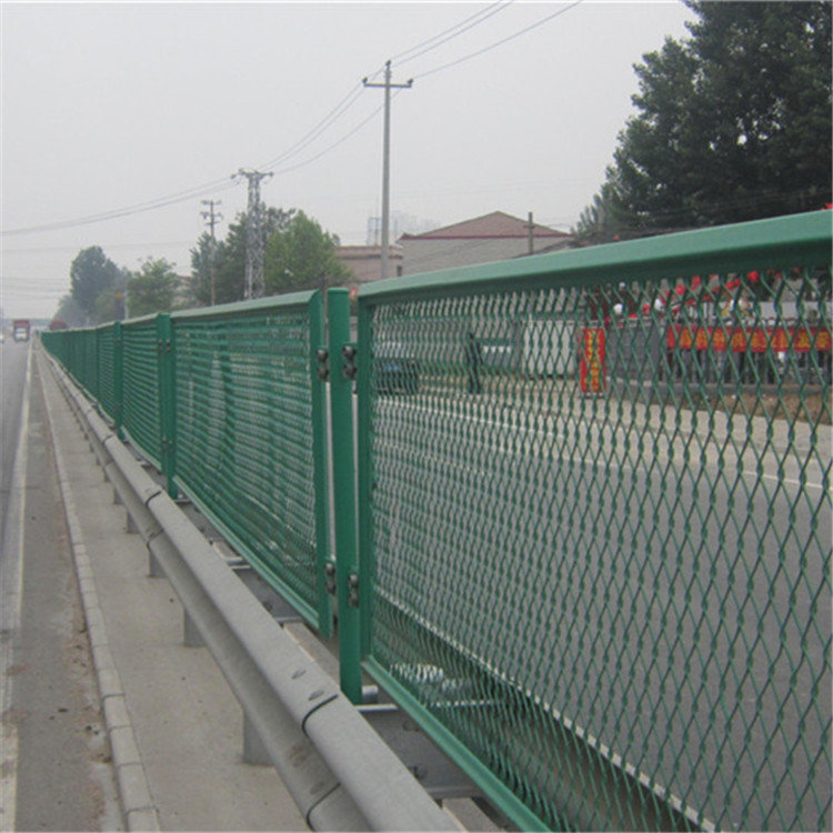 廠家專業(yè)定做安裝 高速公路防眩網(wǎng) 鋼板網(wǎng)護欄