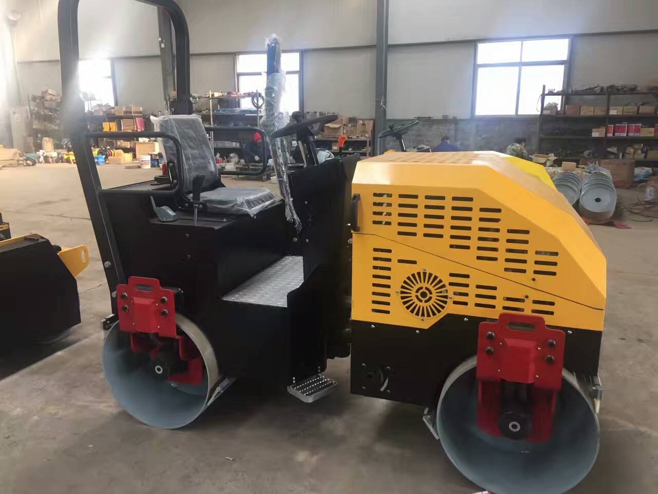 駕駛壓路機，座駕式壓路機，壓路機型號，小壓路機價格