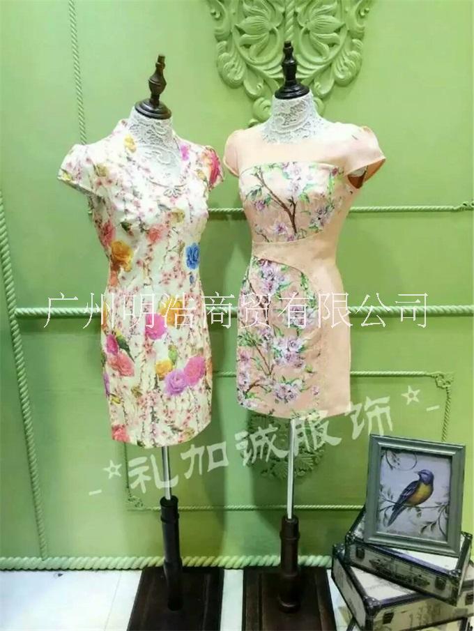 華藝嘉年品牌折扣批發(fā)，華藝嘉年品牌庫存女裝批發(fā)，華藝嘉年品牌折扣店