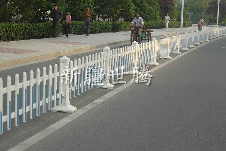烏魯木齊城市道路護(hù)欄 市政交通隔離柵欄 馬路中央隔離欄桿