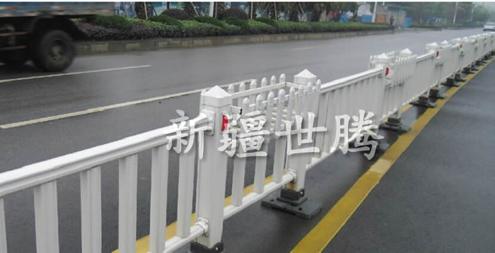 新疆A級(jí)公路防護(hù)欄/高速波形護(hù)欄 堅(jiān)固耐用 廠家出售