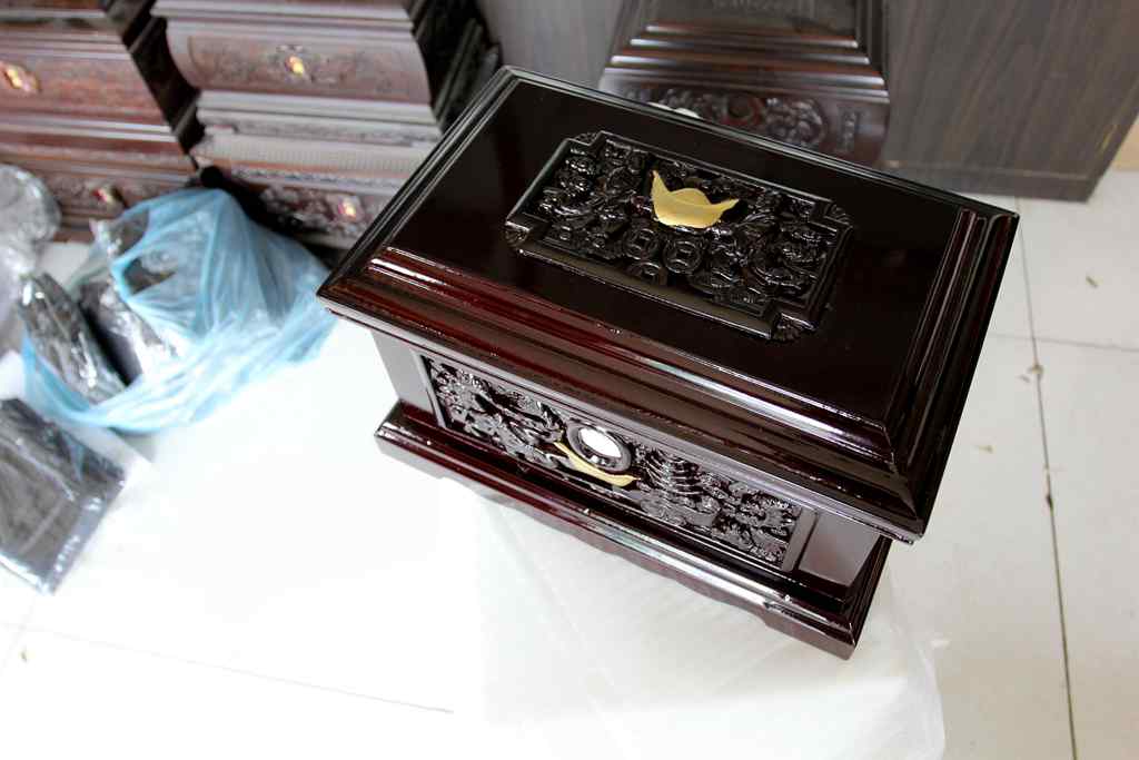 山東骨灰盒廠家批發(fā)骨灰盒棺材 細(xì)木骨灰盒壽棺殯葬用品發(fā)貨快