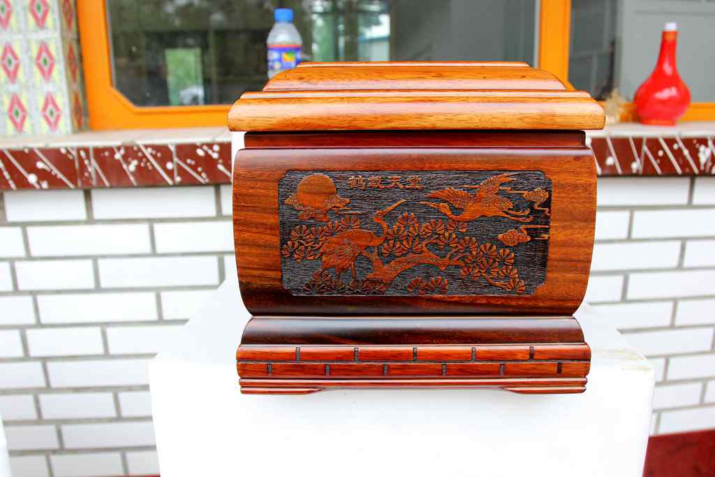 雄安可山南美花梨木雕骨灰盒壽盒專賣 檀香宮內(nèi)雕盒*殯葬用品市場(chǎng)