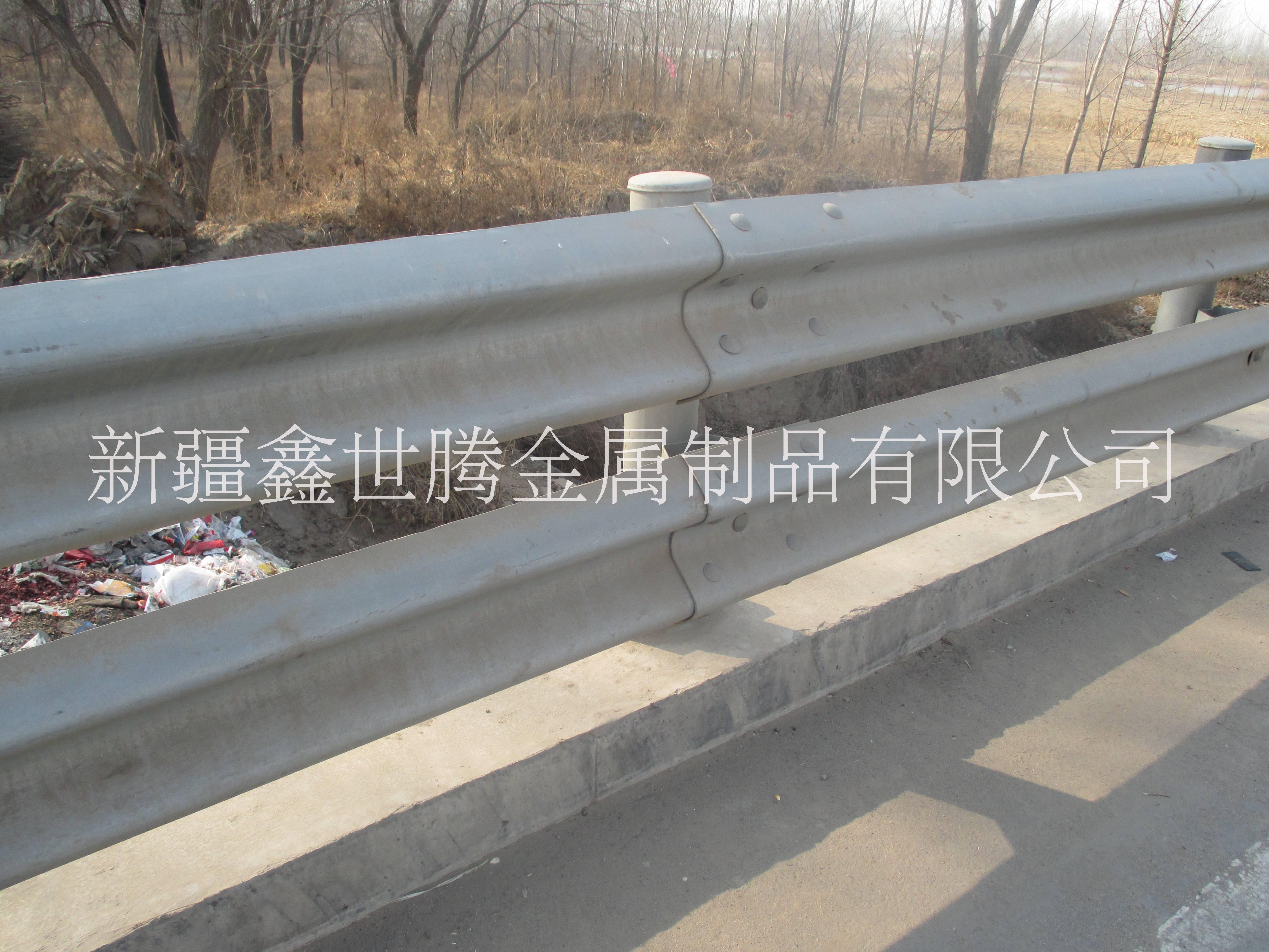 烏魯木齊公路波形梁鋼護欄報價 新疆高速公路防撞護欄板廠家