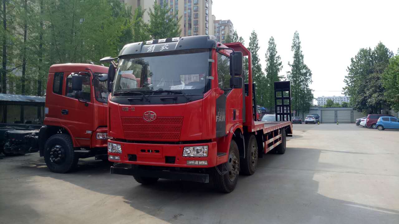 解放龍V小三軸挖掘機平板拖車  解放3橋挖機平板拖車廠家