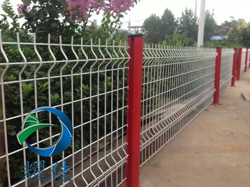 桃型立柱三道彎護欄網(wǎng)-耀佳絲網(wǎng)