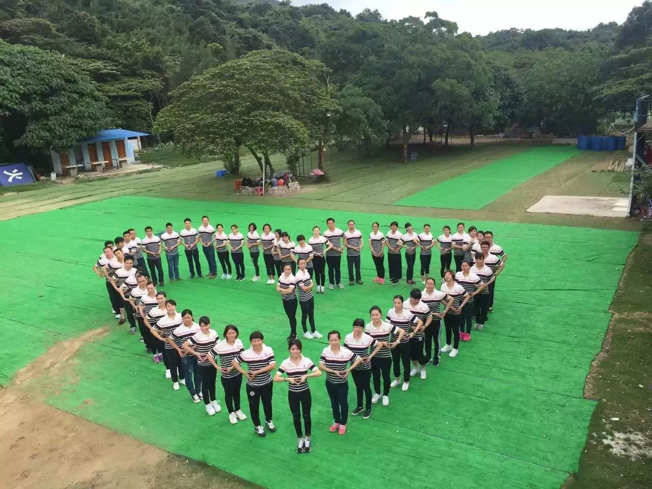 深圳農(nóng)家樂深圳公司團(tuán)隊?wèi)敉庖蝗沼?  title=