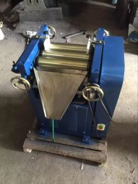 實(shí)驗(yàn)室色漿涂料膏體顏料三輥機(jī)S70三輥研磨機(jī)實(shí)驗(yàn)室研磨機(jī)