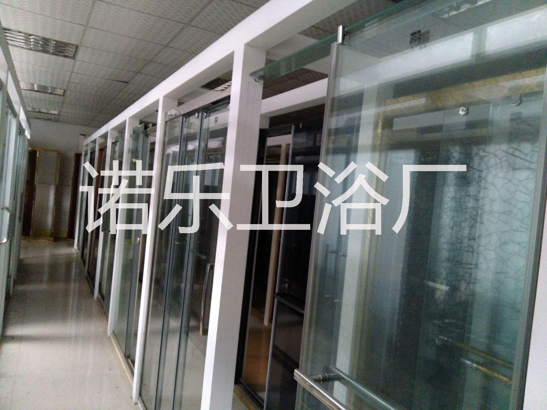 R---00304不銹鋼淋浴房   高強度6mm/8mm鋼化玻璃，經(jīng)過CCC國家*檢測和歐洲標(biāo)準(zhǔn)CE。