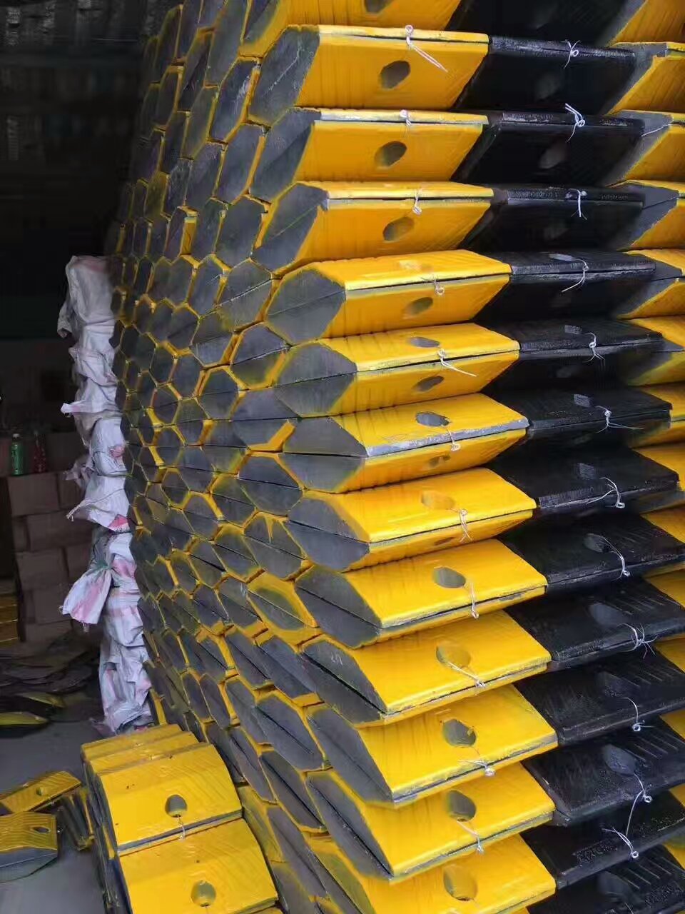 供應(yīng)湖南減速帶