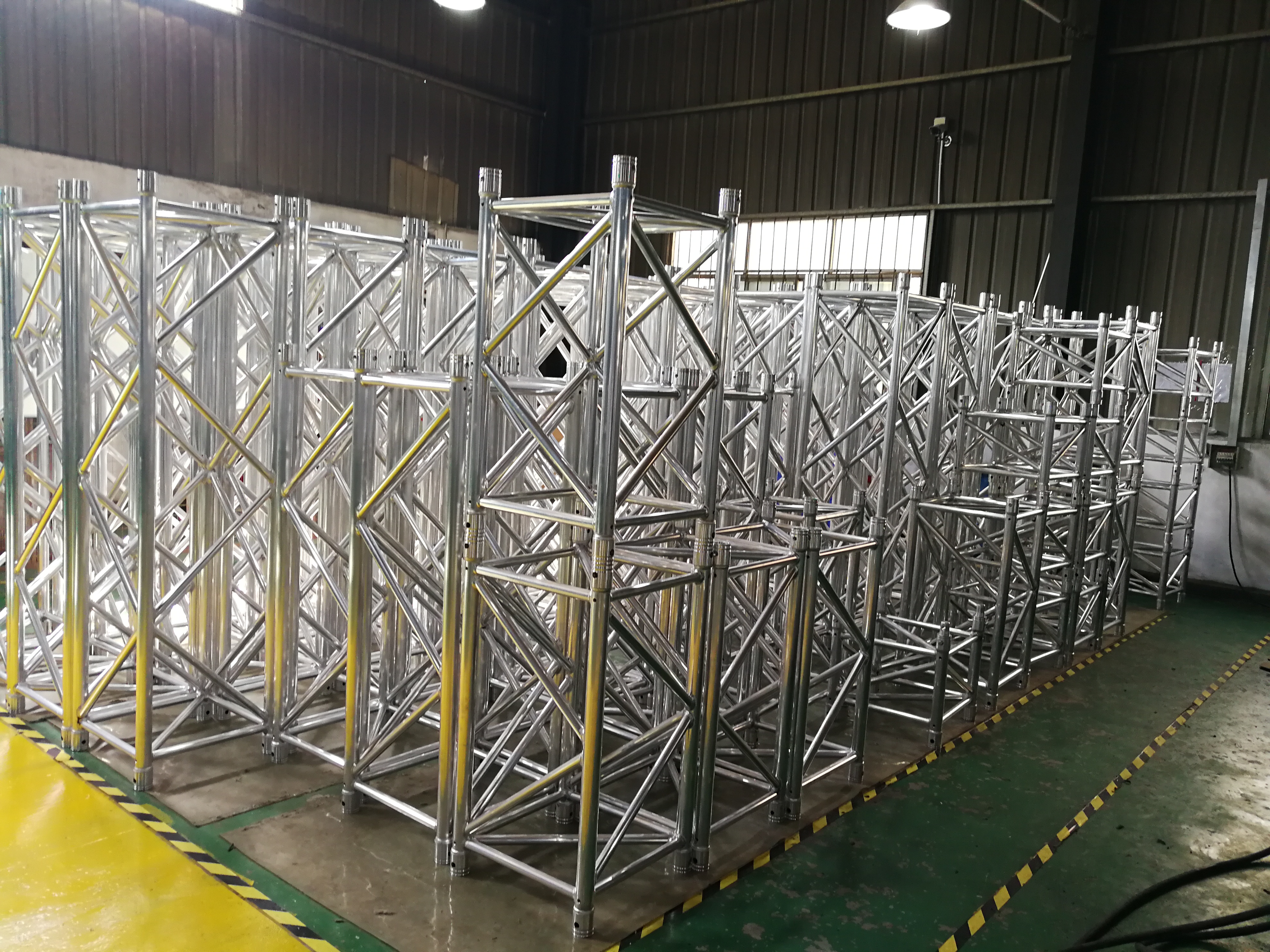 演出設備 演出器材演出器材；舞臺*金屬制品及配件；舞臺器材包裝箱銷售、租賃； 銷售