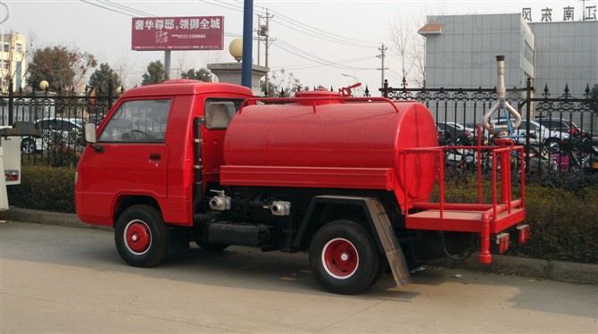 新疆環(huán)衛(wèi)小型灑水車_呼和浩特灑水車的作用_福田迷你灑水價格