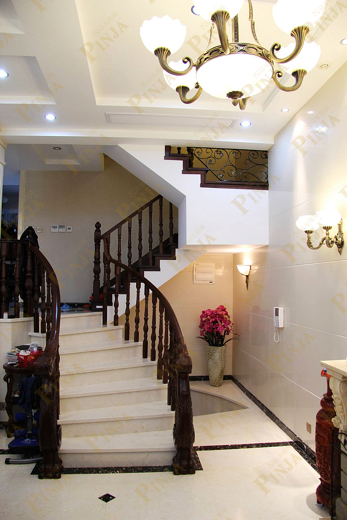 中美式混搭柚木樓梯護(hù)欄_別墅高端樓梯定制_柚木樓梯匣子