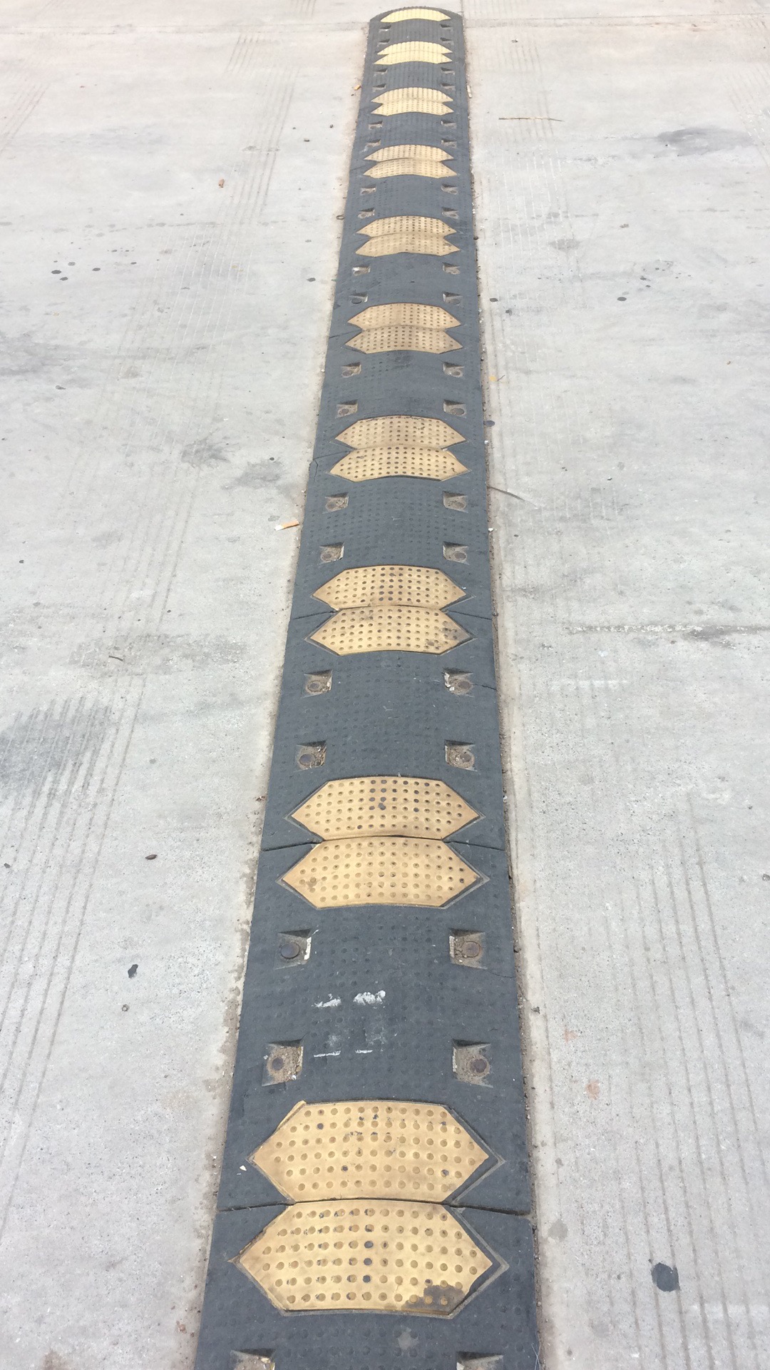 減速帶 信合交通減速帶、交通設(shè)施、道路設(shè)施批發(fā) 減速帶道路設(shè)施 減速帶  道路設(shè)施