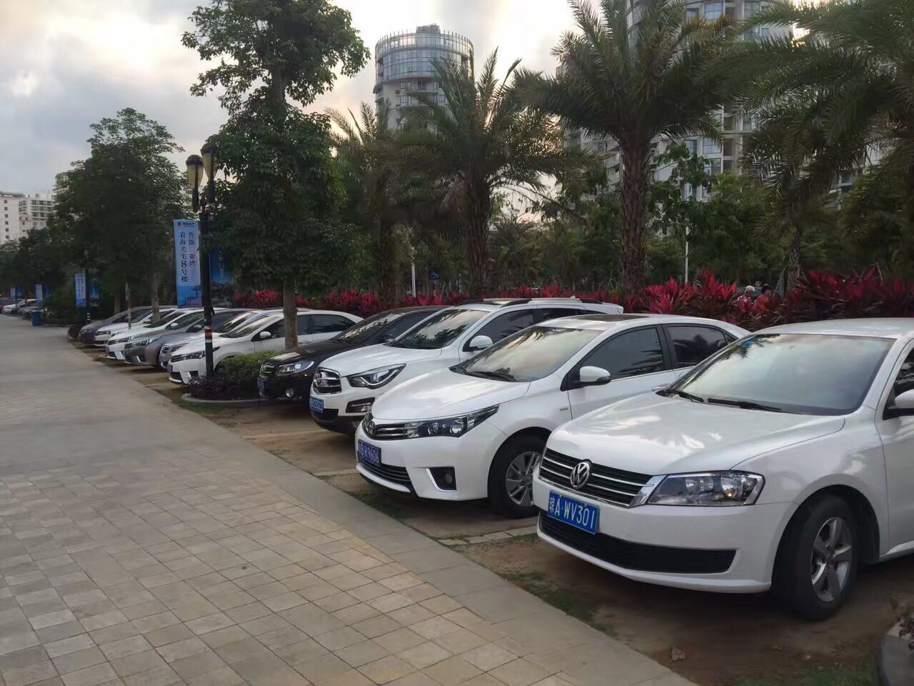 三亞奔馳汽車出租公司、三亞奔馳行情報(bào)價(jià)、三亞奔馳出租價(jià)格多少 三亞自助游包車公司 三亞自助游租車哪家便宜、三亞自助