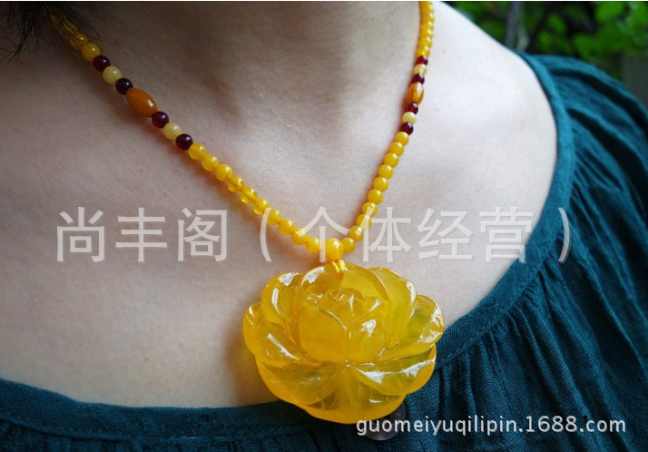 天然蜜蠟雕花項(xiàng)鏈吊墜 日本天然蜜蠟雕花項(xiàng)鏈吊墜