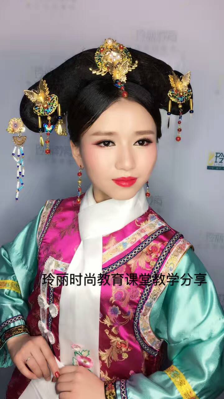 化妝師工資一般多少？玲麗彩妝培訓(xùn) 美甲紋繡培訓(xùn)學(xué)校 *