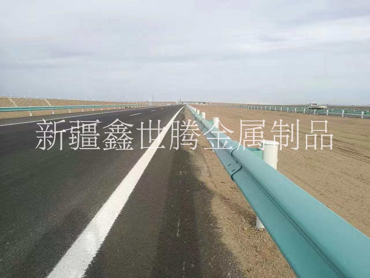 廠家供應(yīng)波形護欄/高速護欄板安裝