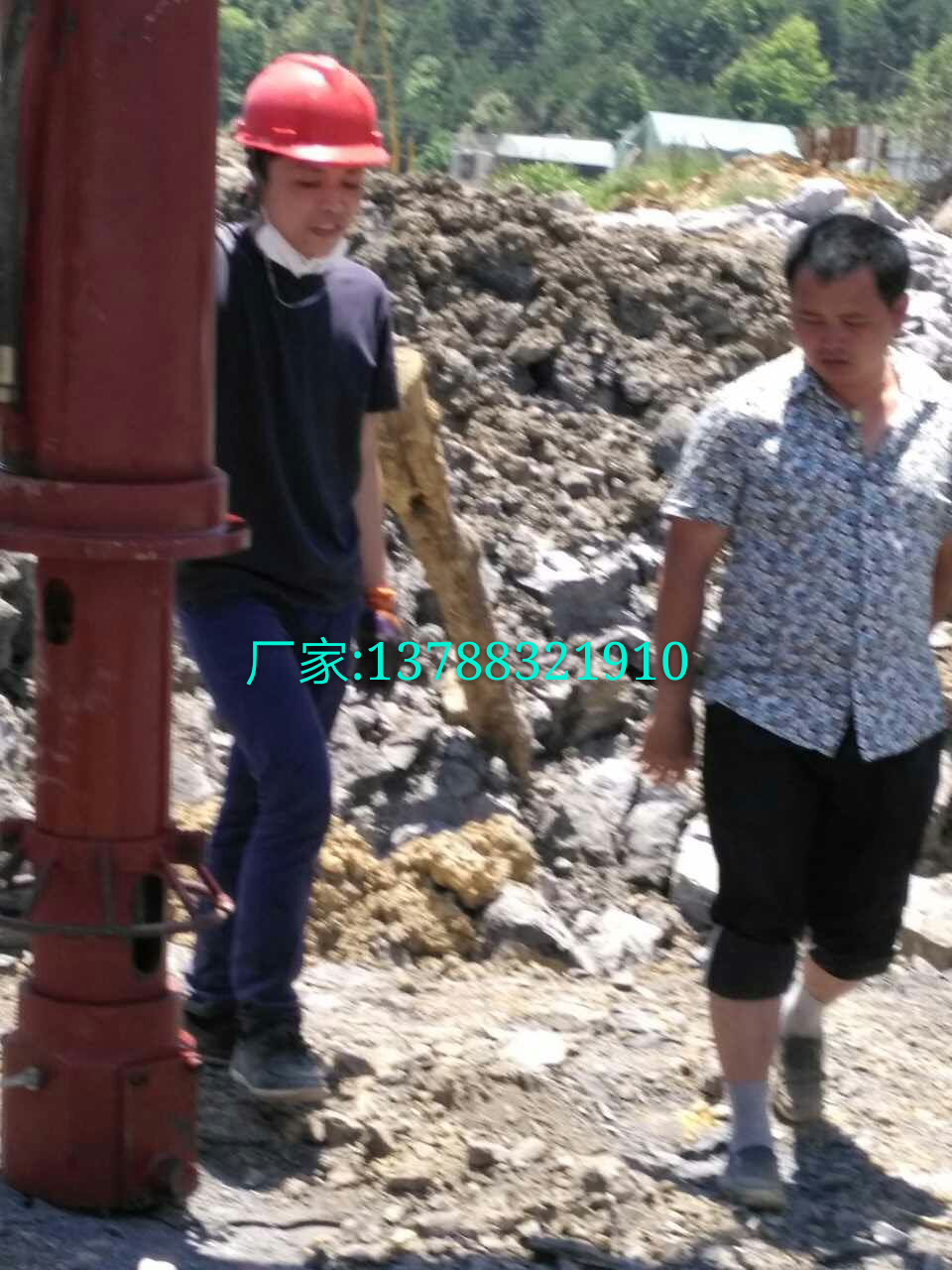 湖南吉首礦山巖石開采大型劈裂機